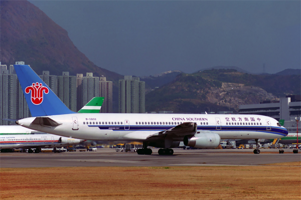 CHINA SOUTHERN BOEING 757 200 HKG RF 842 36.jpg