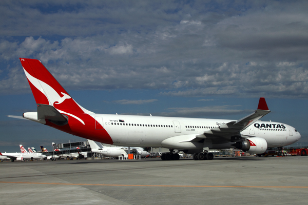 QANTAS AIRBUS A330 300 BNE RF IMG_9204.jpg