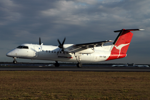 QANTAS LINK DASH 8 300 BNE RF IMG_9129.jpg