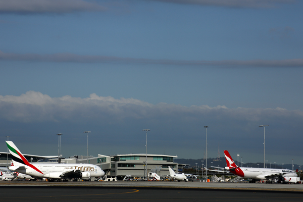 EMIRATES QANTAS AIRCRAFT BNE RF 5K5A4440.jpg