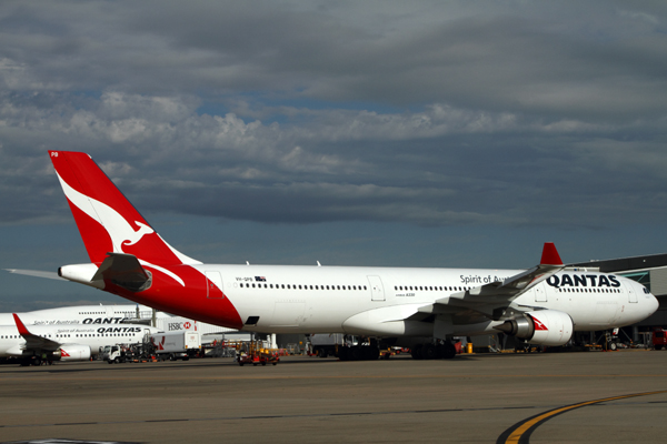 QANTAS AIRBUS A330 300 BNE RF IMG_9181.jpg