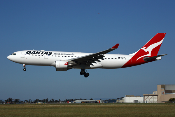 QANTAS AIRBUS A330 200 MEL RF 5K5A9615.jpg