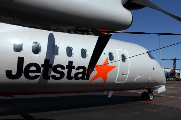 JETSTAR DASH 8 300 TSV RF IMG_9752.jpg