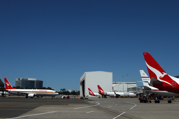 QANTAS BOEING 737 800s SYD RF IMG_9766.jpg