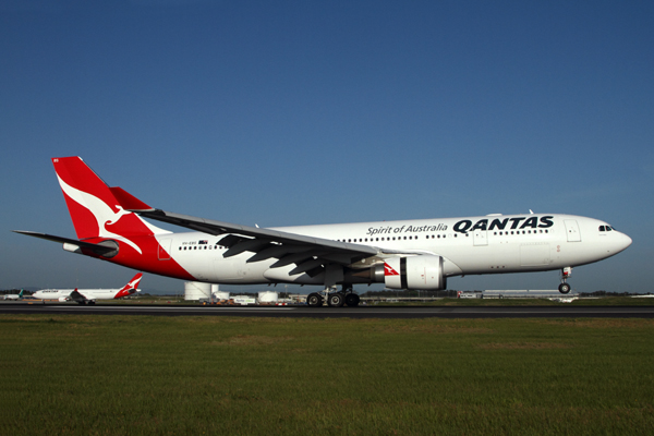 QANTAS AIRBUS A330 200 SYD RF IMG_9862.jpg