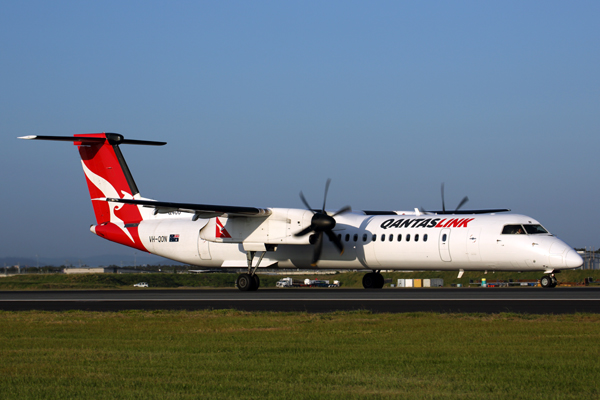 QANTAS LINK DASH 8 400 BNE RF 5K5A0606.jpg