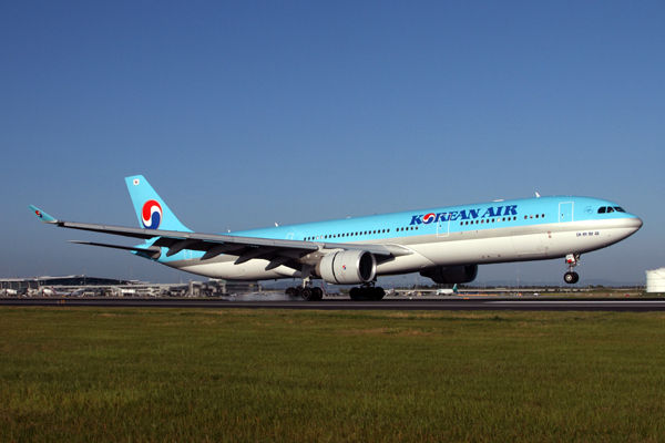 KOREAN AIR AIRBUS A330 300 BNE RF IMG_9834.jpg