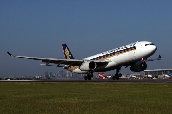 SINGAPORE AIRLINES AIRBUS A330 300 BNE RF IMG_9874.jpg