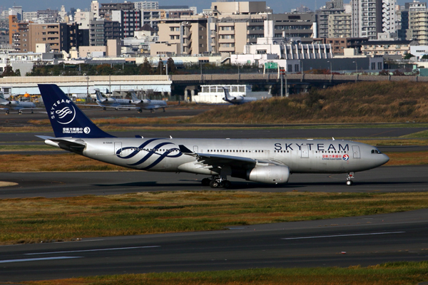 CHINA EASTERN AIRBUS A330 200 HND RF 5K5A0778.jpg