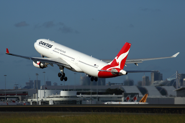 QANTAS AIRBUS A330 300 SYD RF 5K5A5659.jpg