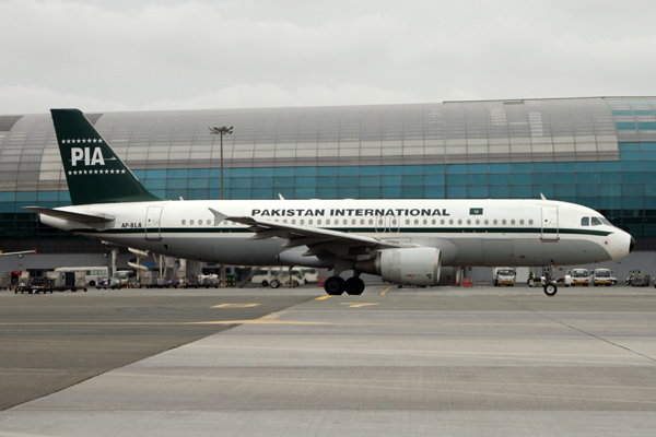 PAKISTAN INTERNATIONAL AIRBUS A320 DXB RF IMG_0359.jpg