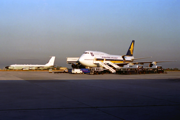 SINGAPORE AIRLINES BOEING 747 300M ATH RF 200 25.jpg