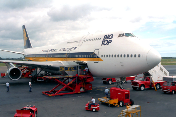 SINGAPORE AIRLINES BOEING 747 300 BNE RF 161 3.jpg