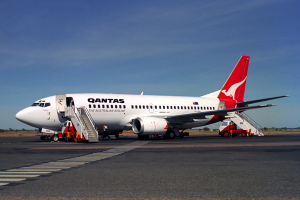 QANTAS BOEING 737 300 ASP RF 922 24.jpg