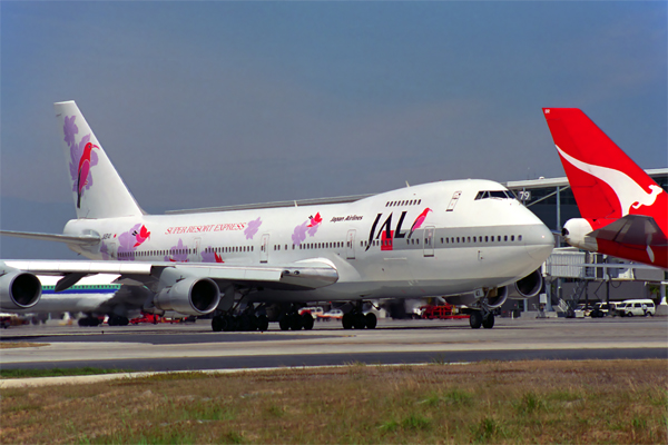 JAPAN AIRLINES BOEING 747 200 BNE RF 972 31.jpg