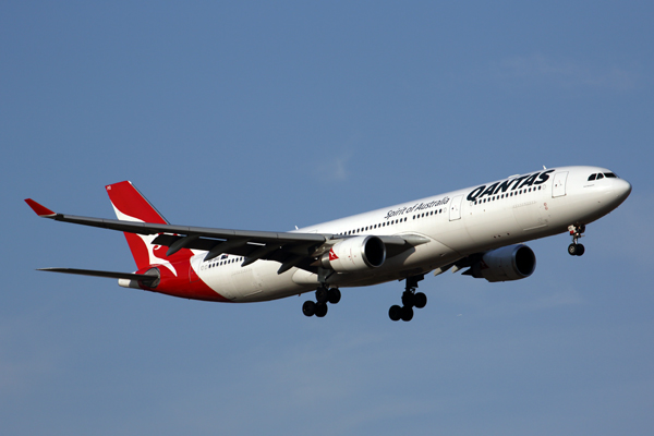 QANTAS AIRBUS A330 300 BKK RF 5K5A6617.jpg