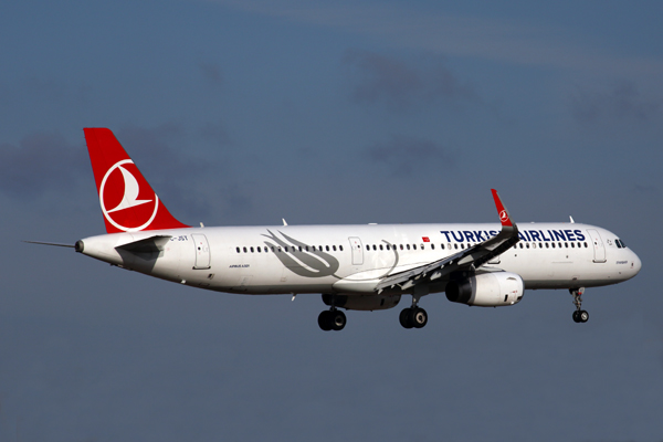 TURKISH AIRLINES AIRBUS A321 FCO RF 5K5A8104.jpg