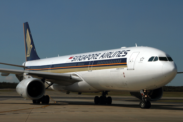 SINGAPORE AIRLINES AIRBUS A330 300 BNE RF IMG_1332.jpg