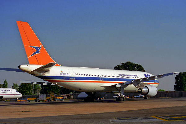 SOUTH AFRICAN AIRBUS A300 JNB RF 1055 12.jpg