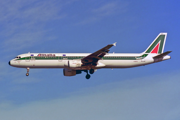 ALITALIA AIRBUS A321 LHR RF 1073 24.jpg