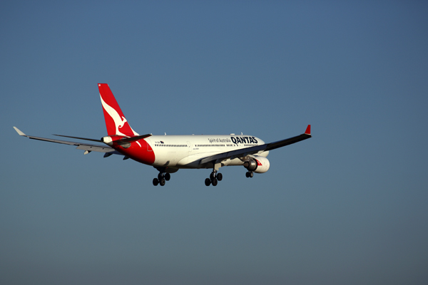 QANTAS AIRBUS A330 200 MEL RF 5K5A1941.jpg