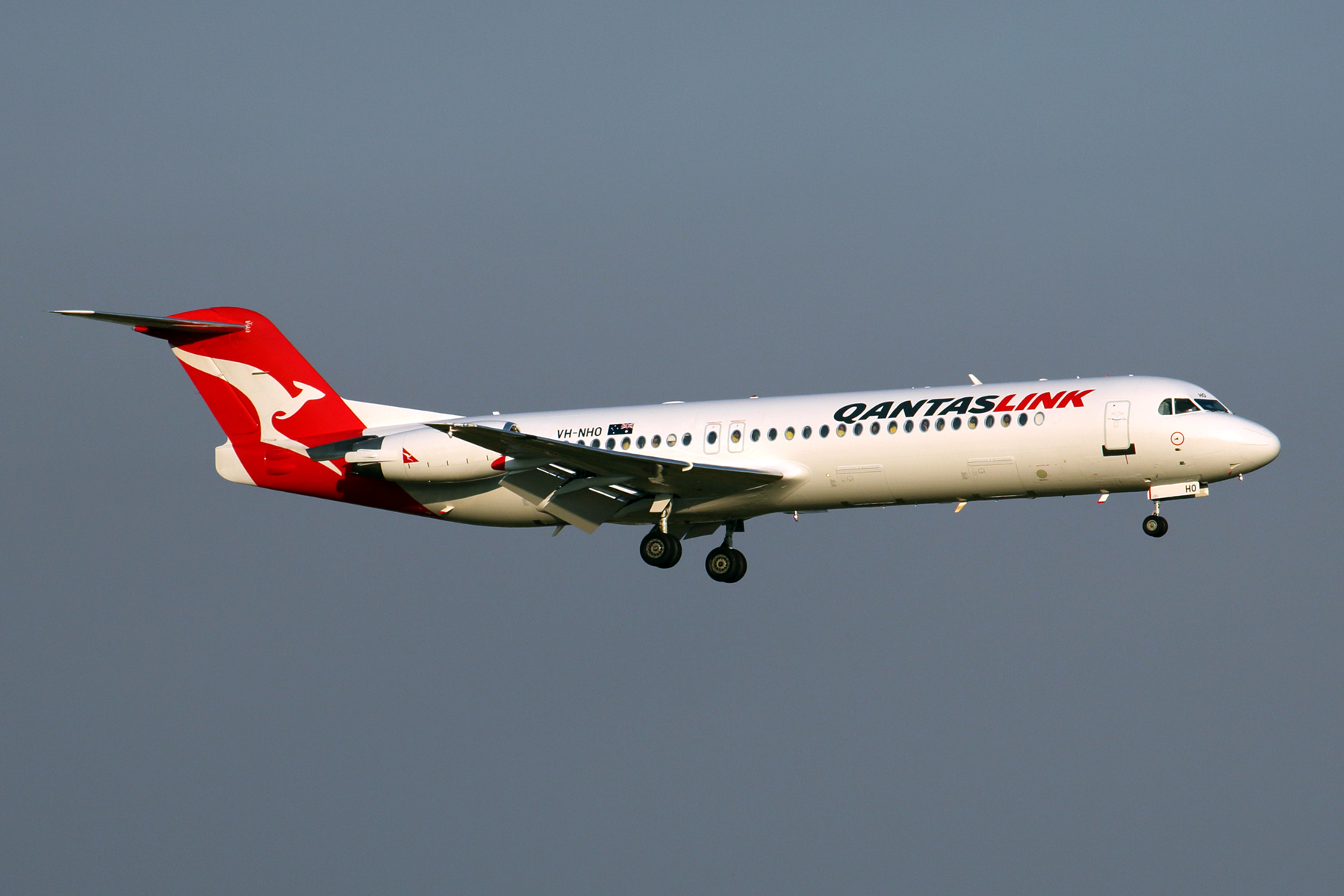 QANTAS LINK FOKKER 100 PER RF 5K5A2436.jpg