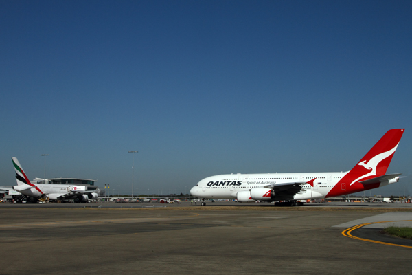 EMIRATES QANTAS AIRBUS A380s BNE RF IMG_2218.jpg