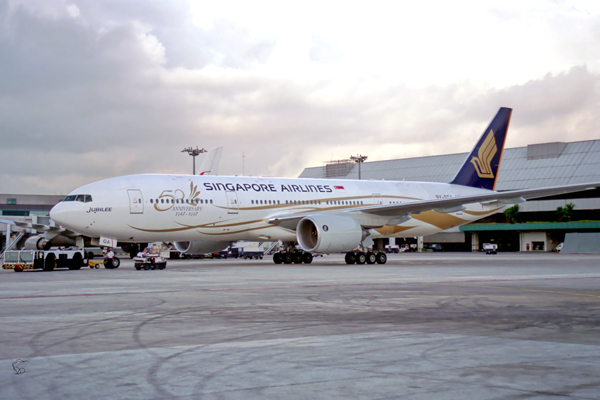 SINGAPORE AIRLINES BOEING 777 200 SIN RF 1139 2.jpg