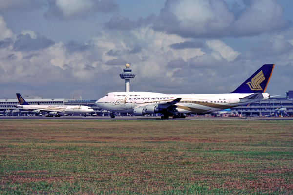 SINGAPORE AIRLINES AIRCRAFT SIN RF 1142 32.jpg