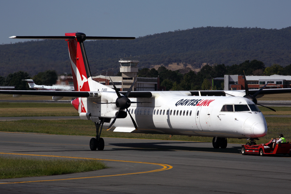 QANTAS LINK DASH 8 400 CBR RF 5K5A4882.jpg