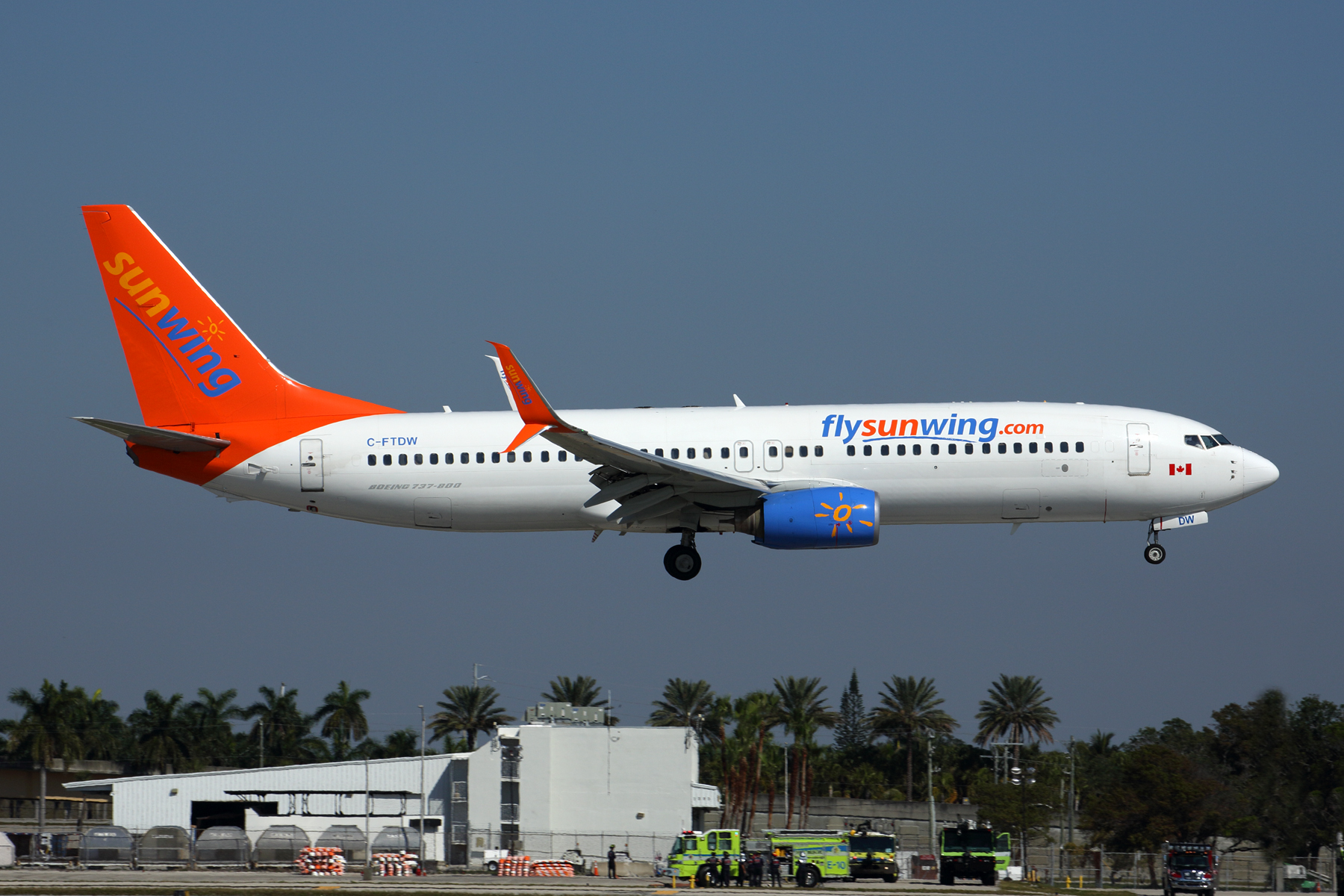 SUNWING BOEING 737 800 FLL RF 5K5A6558.jpg