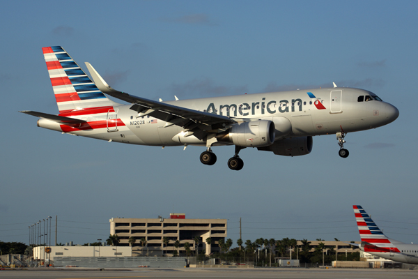 AMERICAN AIRBUS A319 MIA RF R5K5A6226.jpg