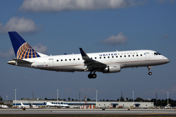 UNITED EXPRESS EMBRAER 175 MIA RF 5K5A6747.jpg