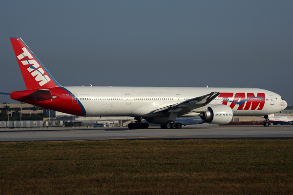 TAM BOEING 777 300ER MIA RF 5K5A6927.jpg