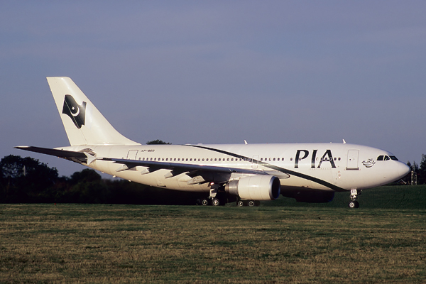 PIA PAKISTAN AIRBUS A310 300 BHX RF V100F.jpg