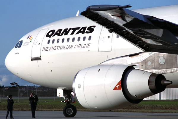QANTAS  AIRBUS A300 MEL RF.jpg