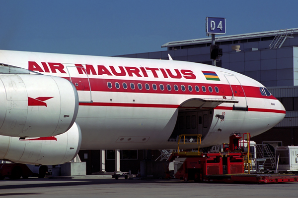 AIR MAURITIUS AIRBUS A340 MEL RF 1600 30