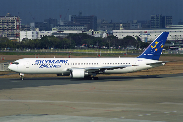 SKYMARK BOEING 767 300 FUK RF 1819 5.jpg