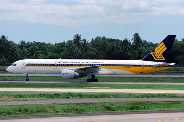 SINGAPORE AIRLINES BOEING 757 200 CGK RF 120 3.jpg