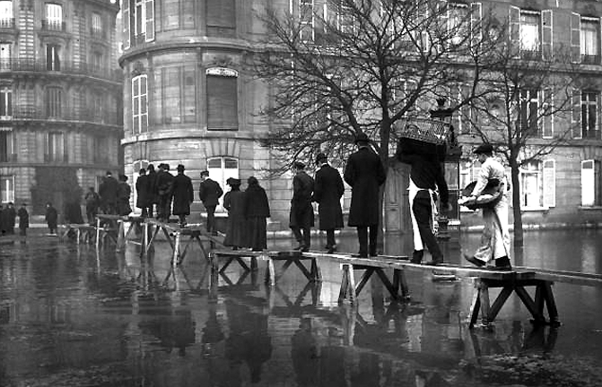 1910 - Avenue Montaigne during the great flood