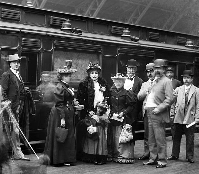 1894 - Sarah Bernhardt with entourage, St. Pancreas Station