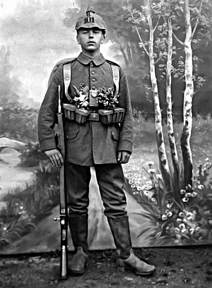 1914 - German soldier with flowers