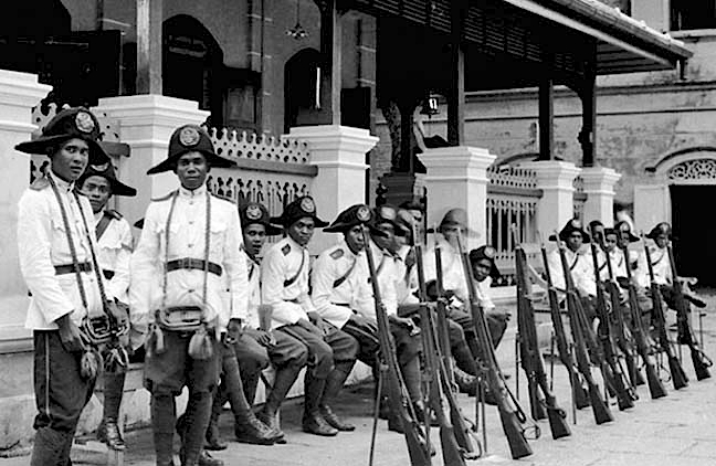 1916 - Guards at the Grand Palace