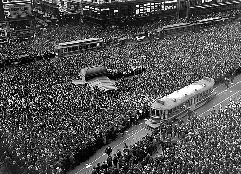 1920 - Crowd in Times Square to hear play-by-play bulletins of the World Series