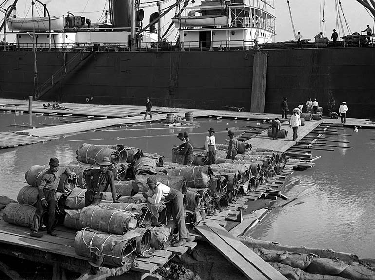 1903 - Loading a steamer