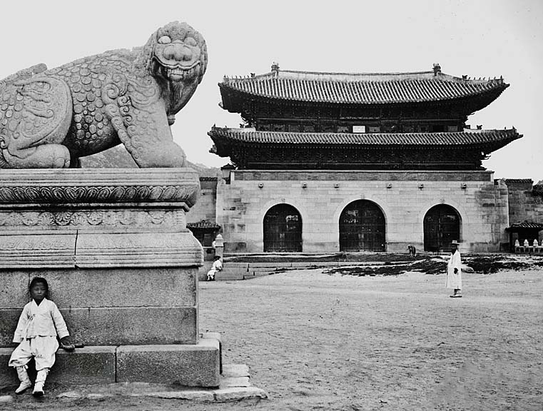 c. 1904 - Outside a grand palace