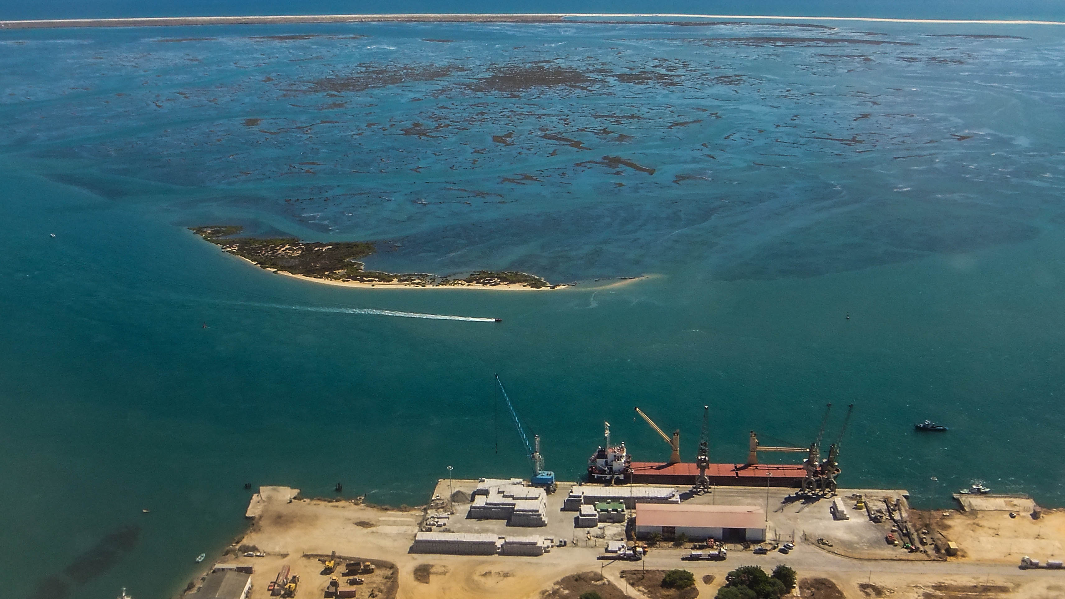Luftaufnahme: Kommerzieller Hafen von Faro im Ria Formosa Naturpark