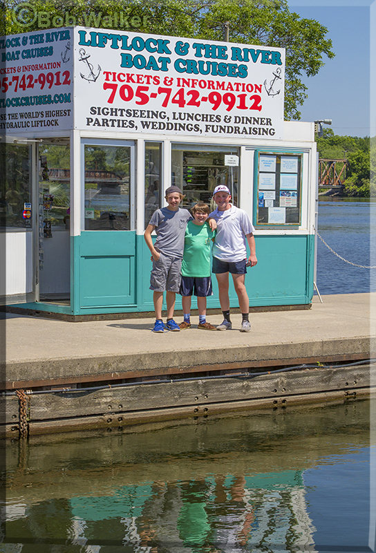 Anxious Young Boys Wait The Arrival Of The Lift Lock Tour Boat 