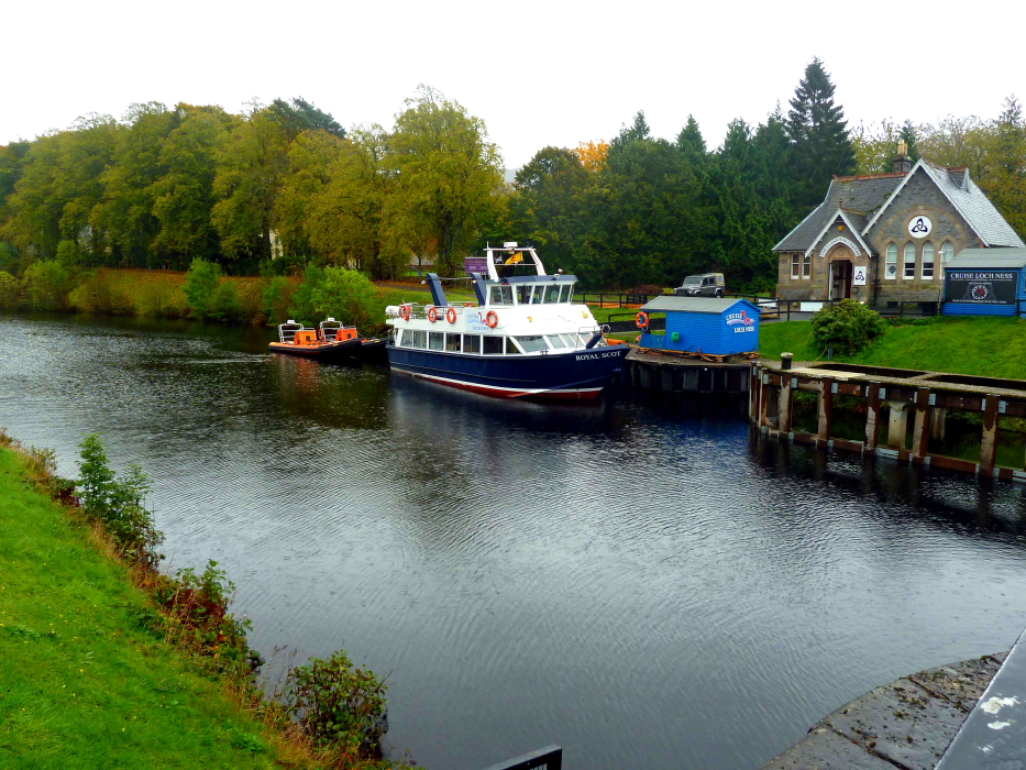 ROYAL SCOT of Cruise Loch Ness @ Fort Augustus..JPG