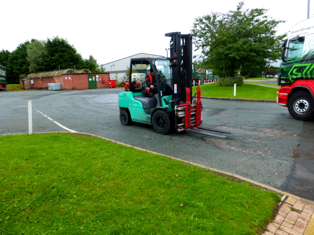H5491 - PX09 BJJ - Beth Ann & Fork Lift Truck @ Stobart Carlisle Depot